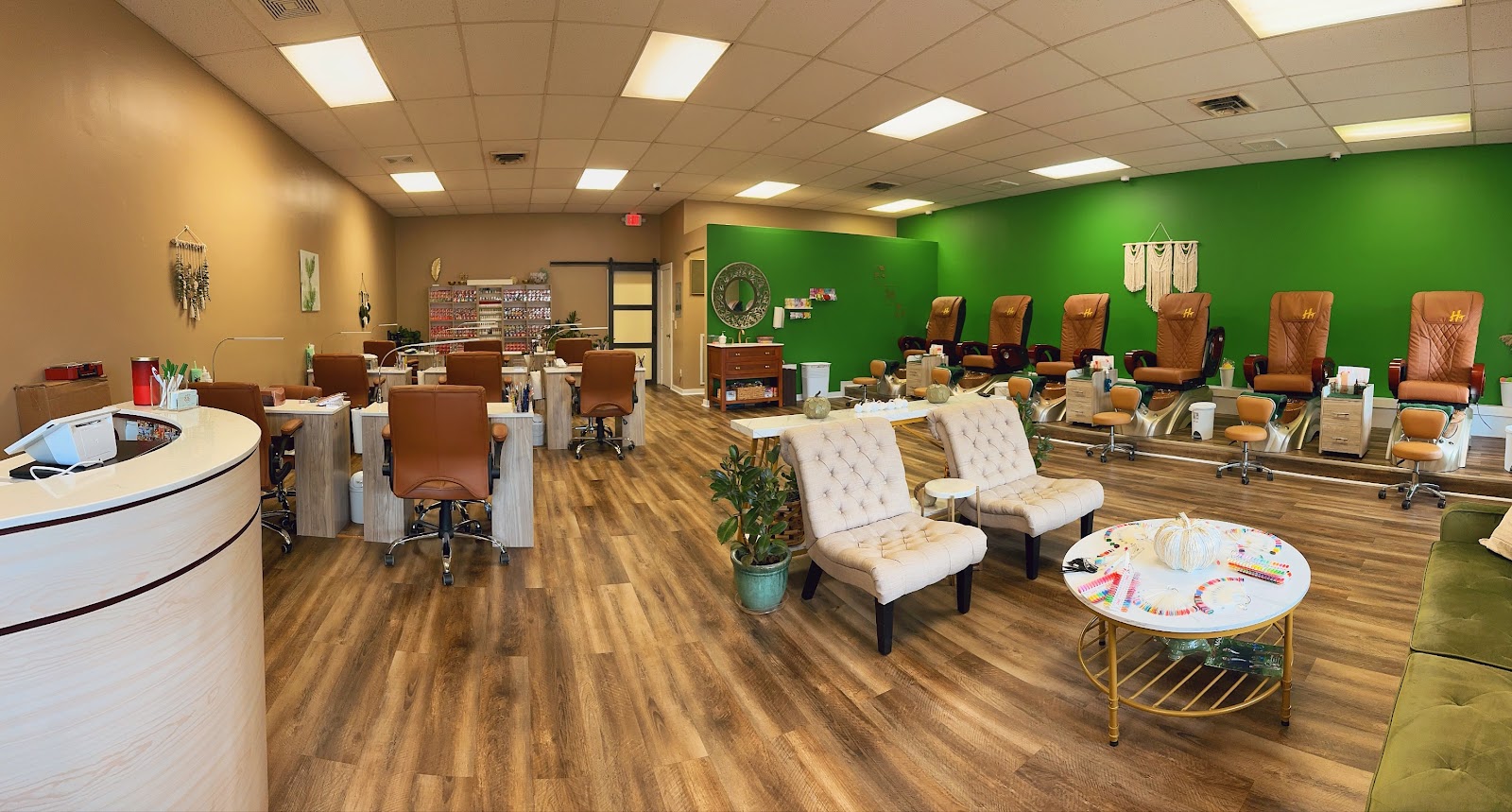 LaRue Nail Studio logo